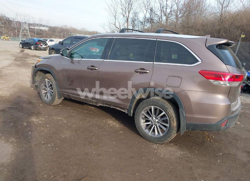 Photo 3 of 2017 Toyota Highlander XLE (VIN 5TDJZRFH9HS381111)