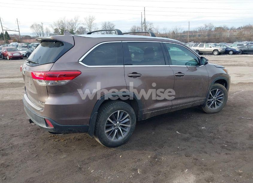 Photo 4 of 2017 Toyota Highlander XLE (VIN 5TDJZRFH9HS381111)