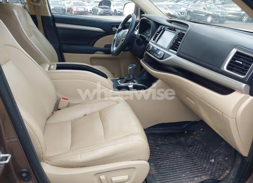 Photo 5 of 2017 Toyota Highlander XLE (VIN 5TDJZRFH9HS381111)
