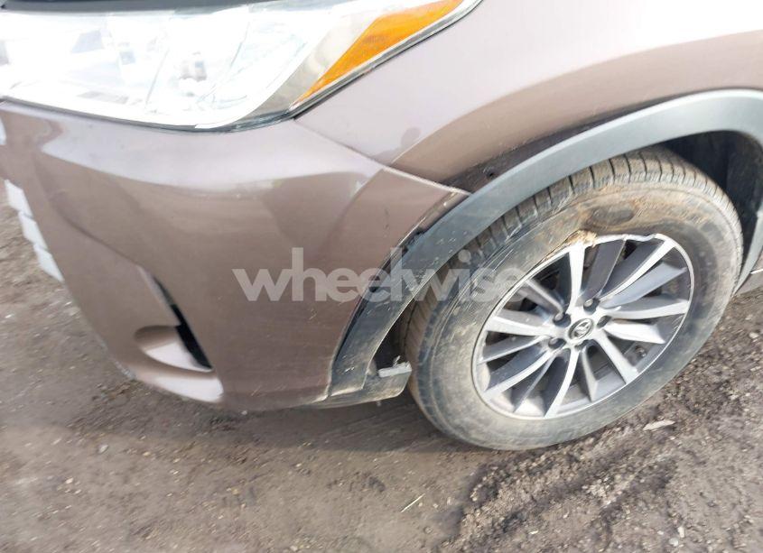Photo 6 of 2017 Toyota Highlander XLE (VIN 5TDJZRFH9HS381111)