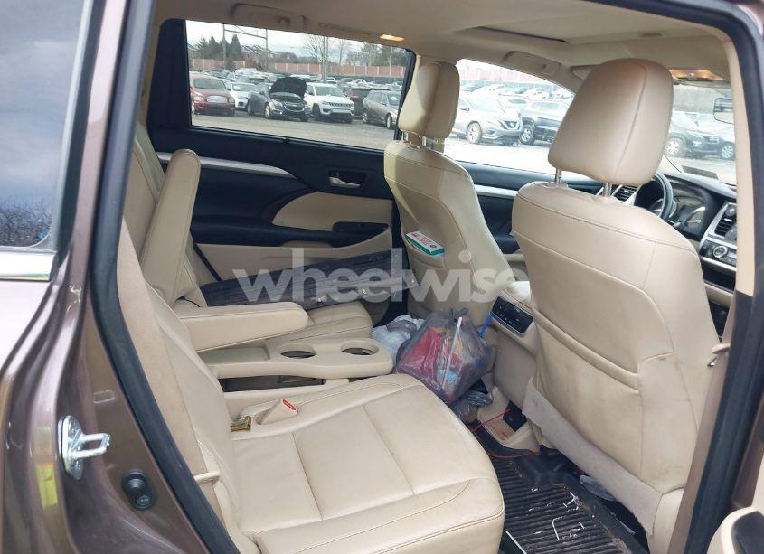 Photo 8 of 2017 Toyota Highlander XLE (VIN 5TDJZRFH9HS381111)