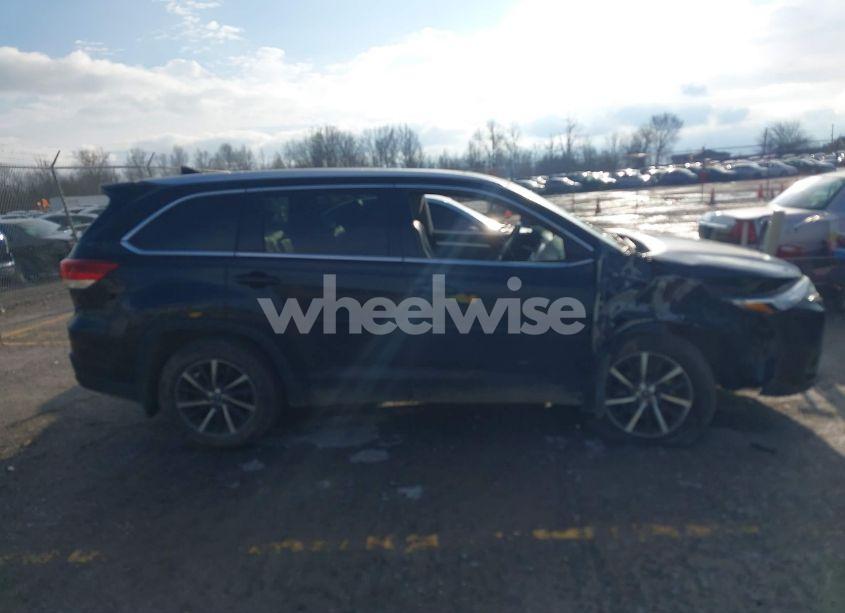 Photo 13 of 2017 Toyota Highlander XLE (VIN 5TDJZRFH9HS411997)