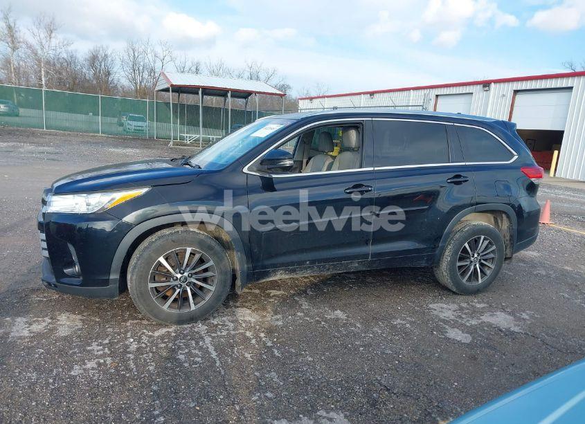 Photo 14 of 2017 Toyota Highlander XLE (VIN 5TDJZRFH9HS411997)