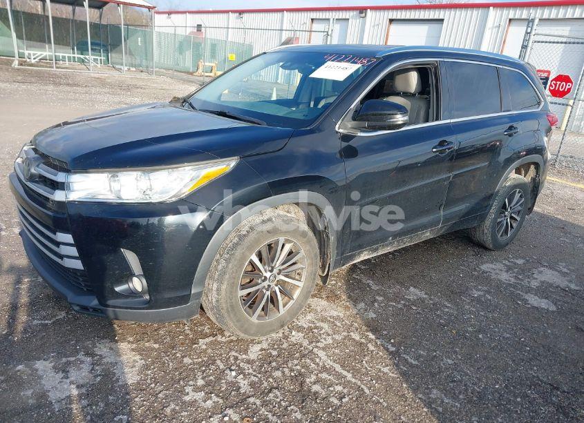 Photo 2 of 2017 Toyota Highlander XLE (VIN 5TDJZRFH9HS411997)