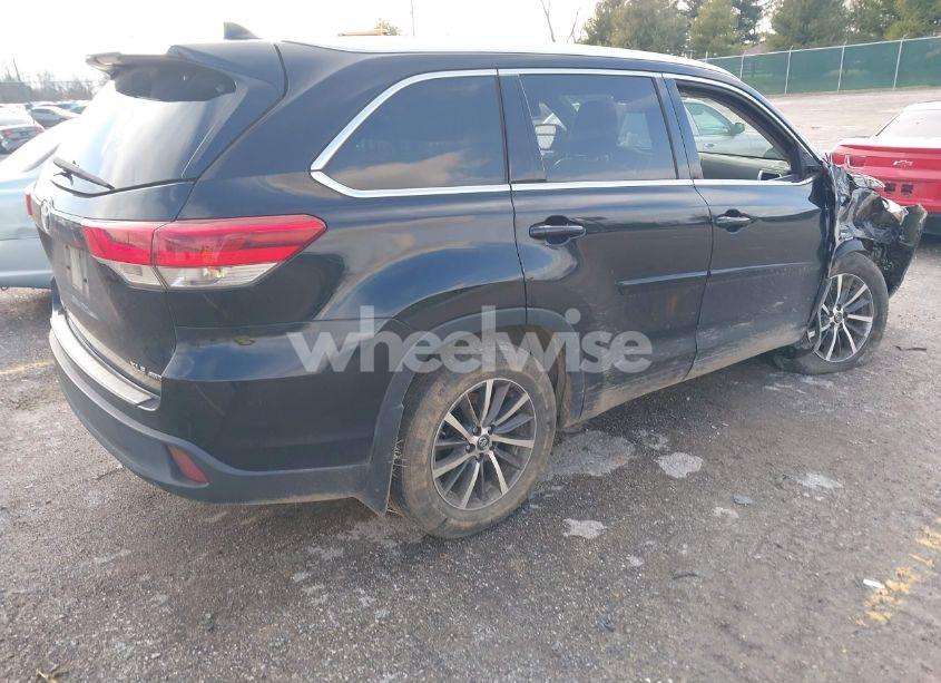 Photo 4 of 2017 Toyota Highlander XLE (VIN 5TDJZRFH9HS411997)