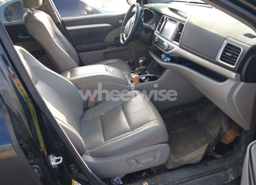 Photo 5 of 2017 Toyota Highlander XLE (VIN 5TDJZRFH9HS411997)