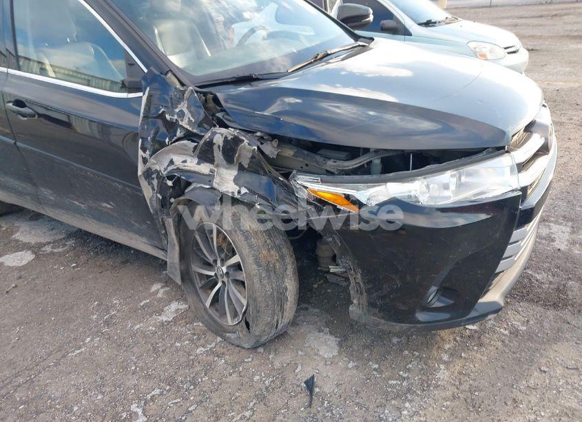 Photo 6 of 2017 Toyota Highlander XLE (VIN 5TDJZRFH9HS411997)