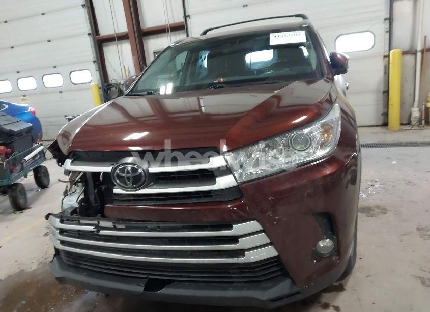 Photo 12 of 2017 Toyota Highlander XLE (VIN 5TDJZRFH9HS459886)