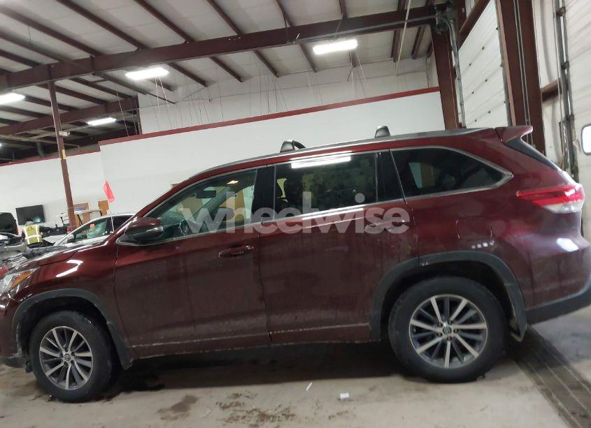 Photo 14 of 2017 Toyota Highlander XLE (VIN 5TDJZRFH9HS459886)