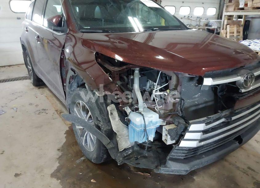 Photo 6 of 2017 Toyota Highlander XLE (VIN 5TDJZRFH9HS459886)