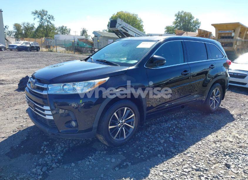 Photo 2 of 2017 Toyota Highlander XLE (VIN 5TDJZRFH9HS474226)