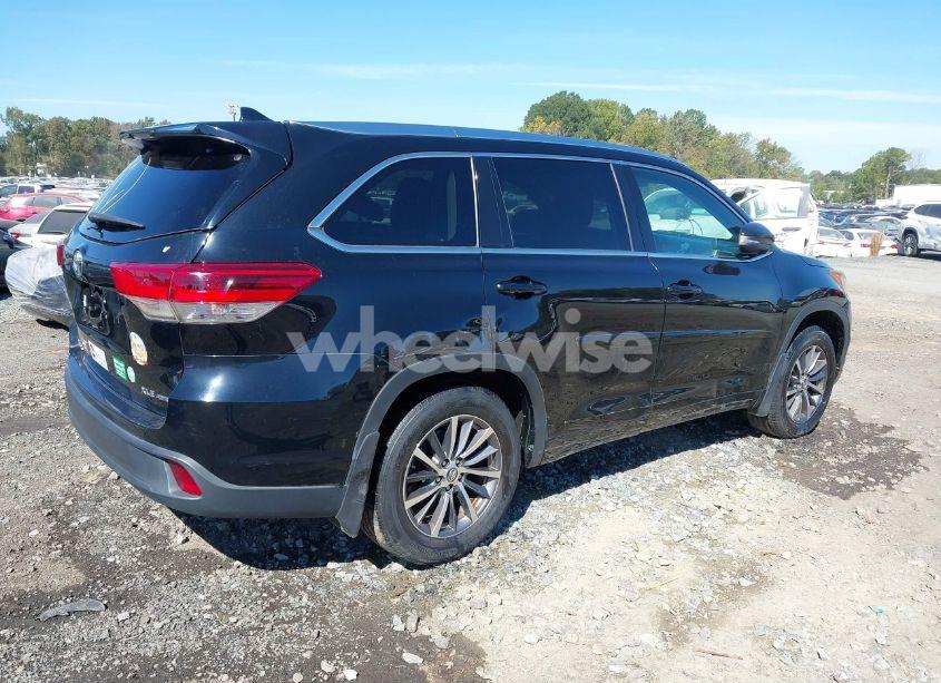Photo 4 of 2017 Toyota Highlander XLE (VIN 5TDJZRFH9HS474226)