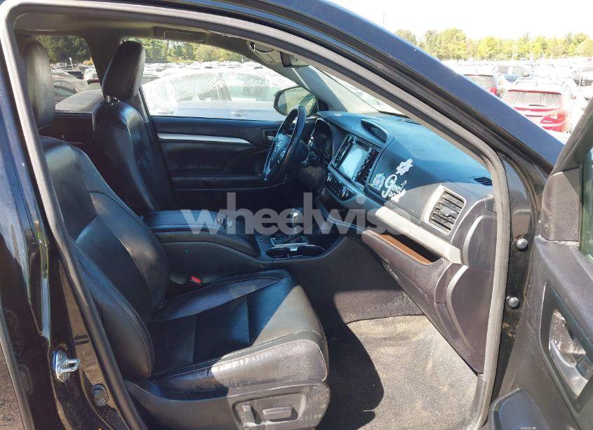 Photo 5 of 2017 Toyota Highlander XLE (VIN 5TDJZRFH9HS474226)