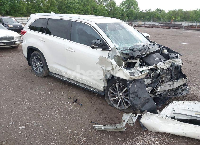 2017 Toyota Highlander XLE (VIN 5TDJZRFH9HS515504) main photo