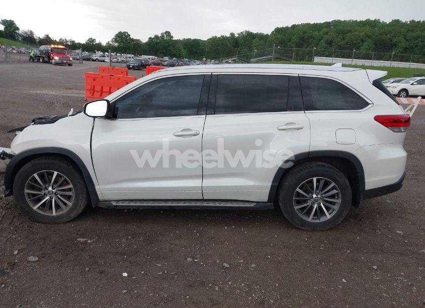 Photo 13 of 2017 Toyota Highlander XLE (VIN 5TDJZRFH9HS515504)