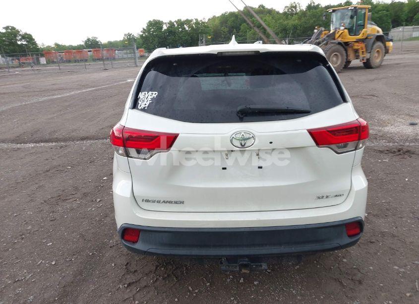 Photo 15 of 2017 Toyota Highlander XLE (VIN 5TDJZRFH9HS515504)