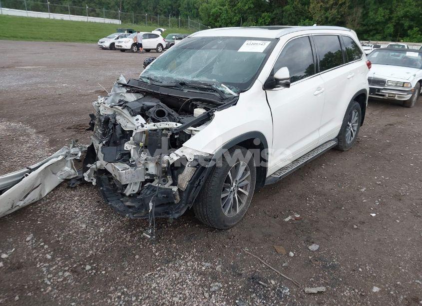 Photo 2 of 2017 Toyota Highlander XLE (VIN 5TDJZRFH9HS515504)