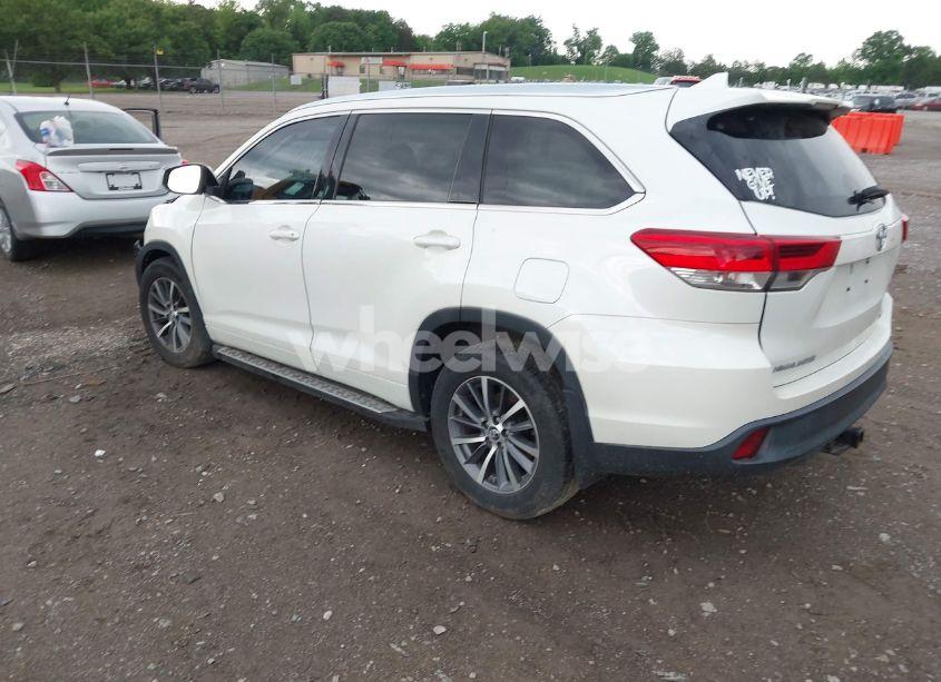 Photo 3 of 2017 Toyota Highlander XLE (VIN 5TDJZRFH9HS515504)