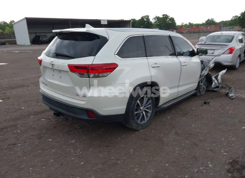 Photo 4 of 2017 Toyota Highlander XLE (VIN 5TDJZRFH9HS515504)