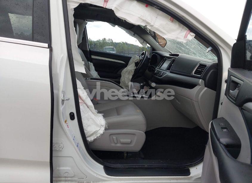 Photo 5 of 2017 Toyota Highlander XLE (VIN 5TDJZRFH9HS515504)