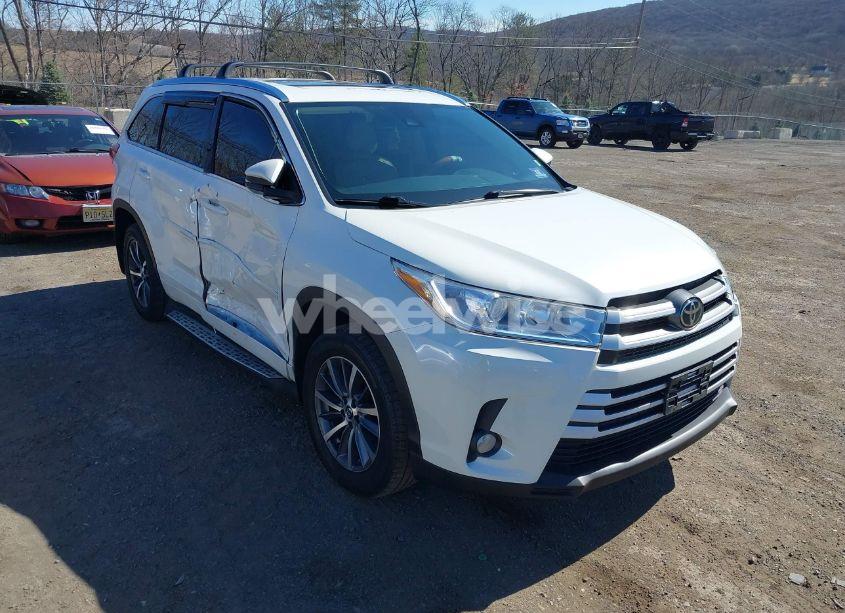 2017 Toyota Highlander XLE (VIN 5TDJZRFH9HS519911) main photo