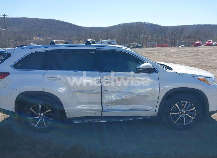 Photo 13 of 2017 Toyota Highlander XLE (VIN 5TDJZRFH9HS519911)
