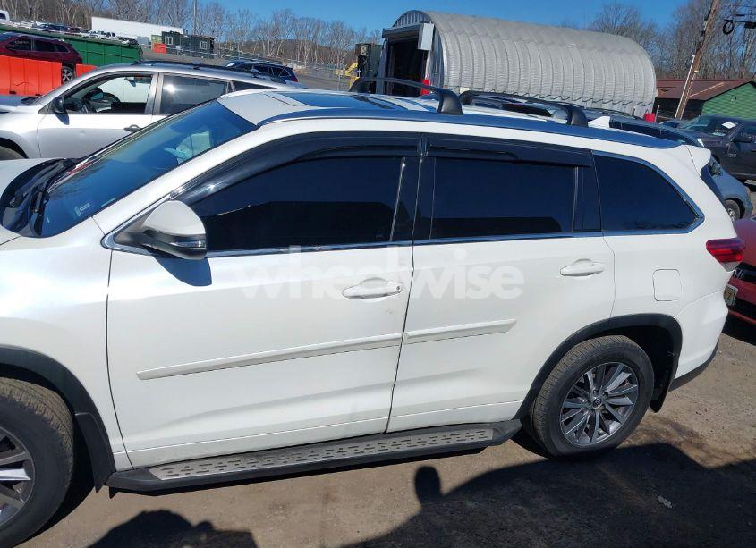 Photo 14 of 2017 Toyota Highlander XLE (VIN 5TDJZRFH9HS519911)