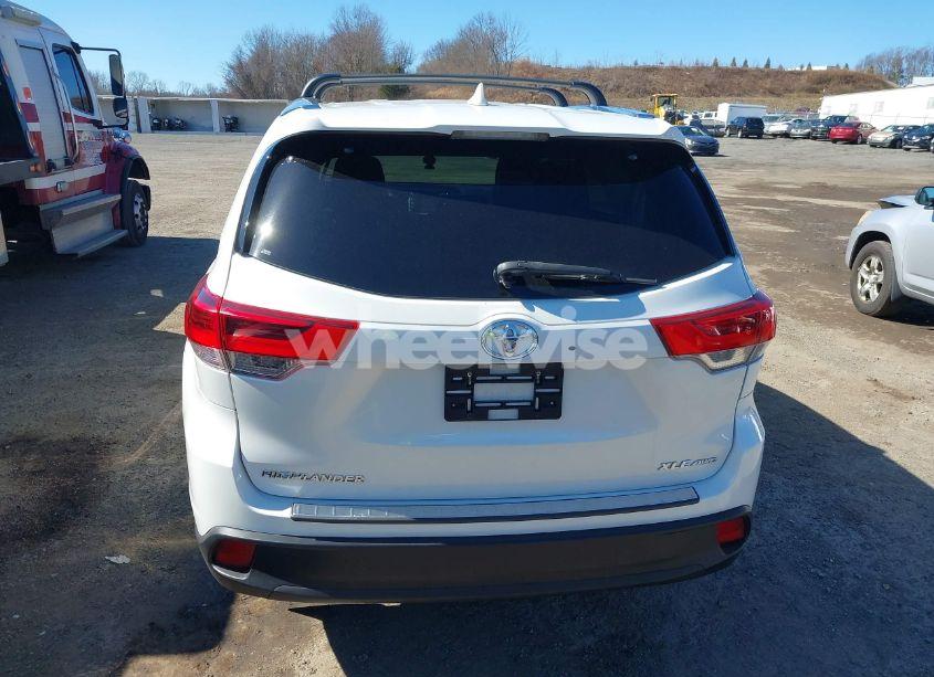 Photo 16 of 2017 Toyota Highlander XLE (VIN 5TDJZRFH9HS519911)