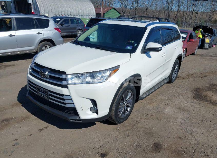 Photo 2 of 2017 Toyota Highlander XLE (VIN 5TDJZRFH9HS519911)