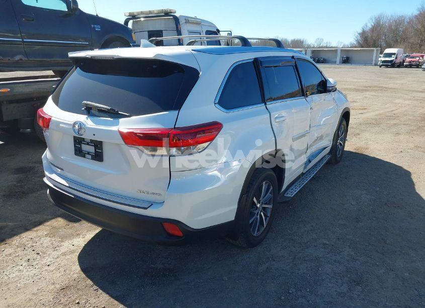 Photo 4 of 2017 Toyota Highlander XLE (VIN 5TDJZRFH9HS519911)