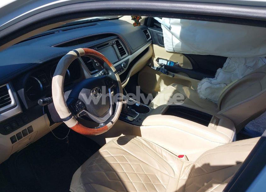 Photo 5 of 2017 Toyota Highlander XLE (VIN 5TDJZRFH9HS519911)