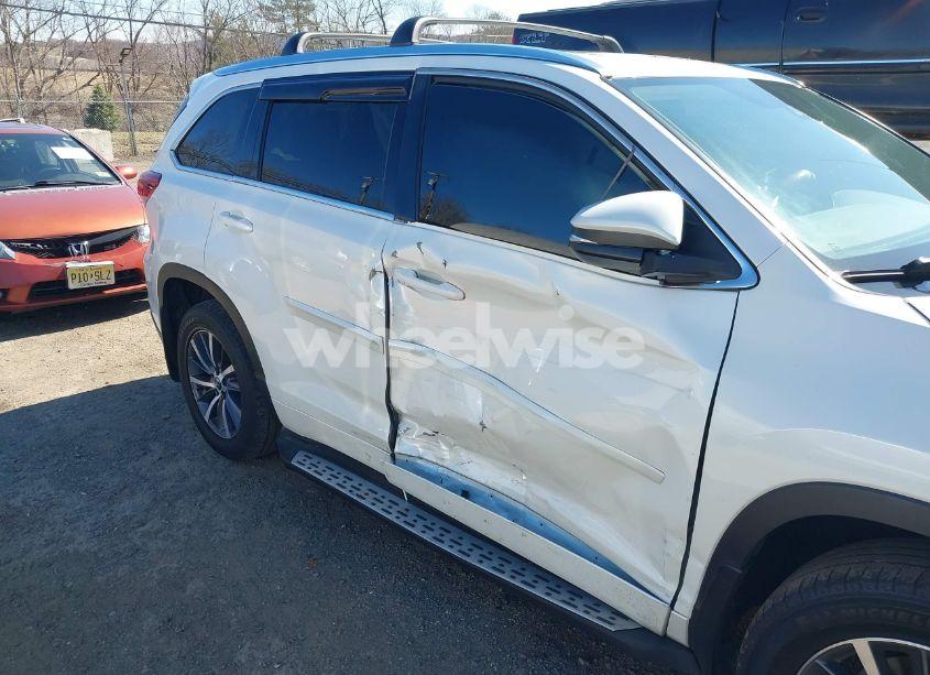 Photo 6 of 2017 Toyota Highlander XLE (VIN 5TDJZRFH9HS519911)