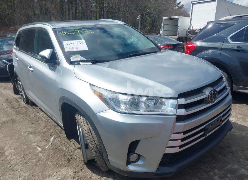 2018 Toyota Highlander XLE (VIN 5TDJZRFH9JS523334) main photo