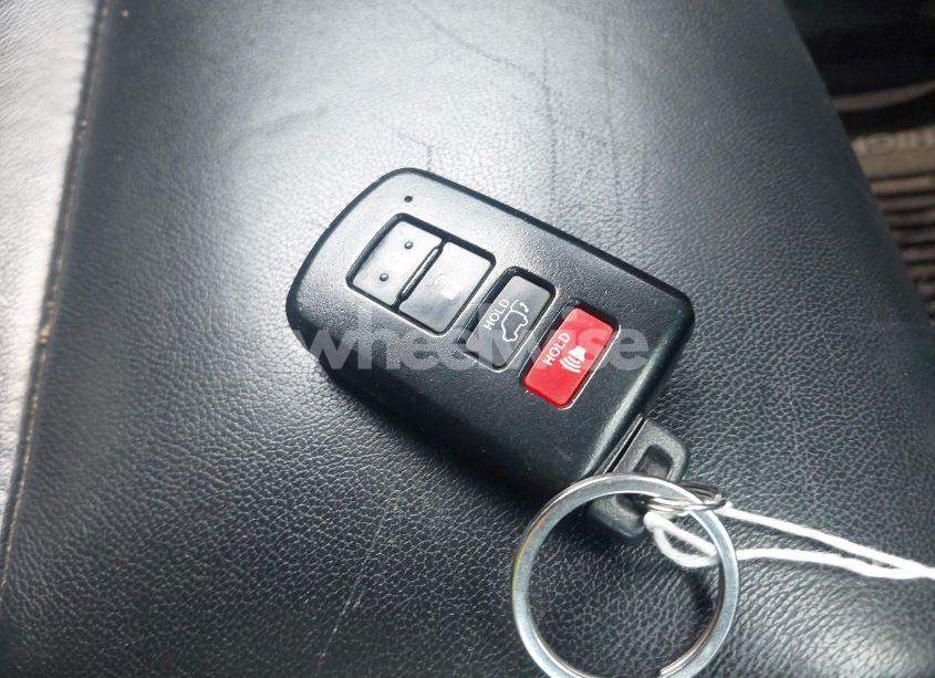 Photo 11 of 2018 Toyota Highlander XLE (VIN 5TDJZRFH9JS523334)