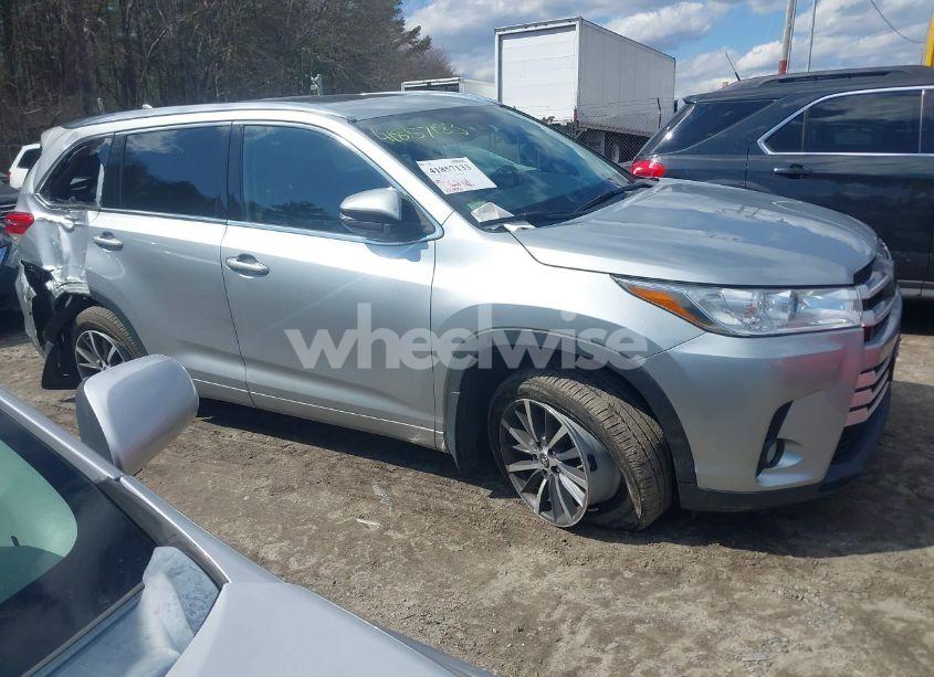 Photo 13 of 2018 Toyota Highlander XLE (VIN 5TDJZRFH9JS523334)