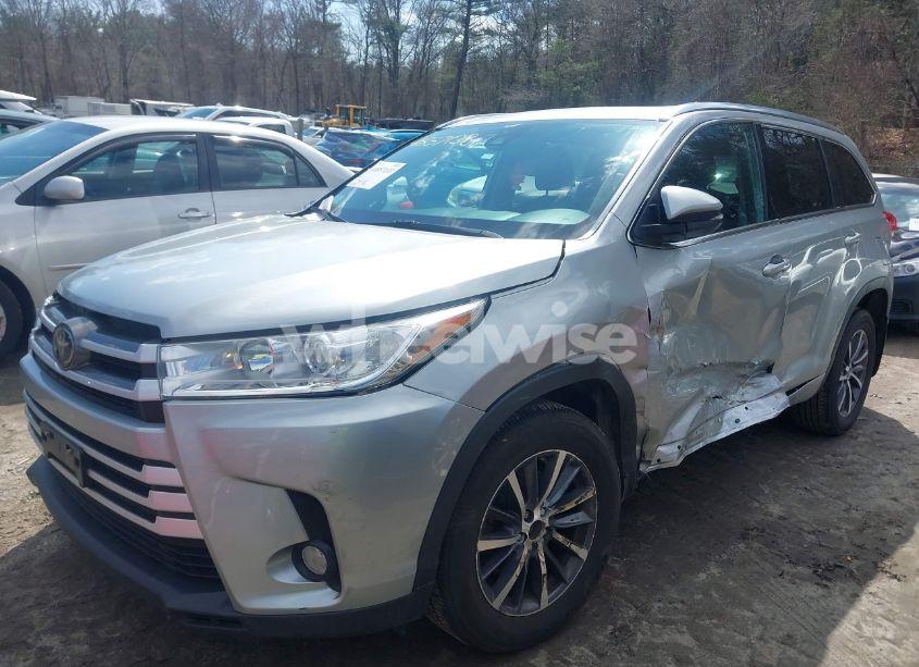 Photo 2 of 2018 Toyota Highlander XLE (VIN 5TDJZRFH9JS523334)