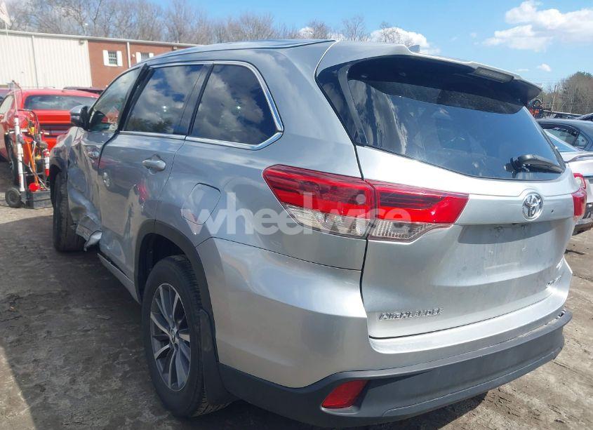 Photo 3 of 2018 Toyota Highlander XLE (VIN 5TDJZRFH9JS523334)