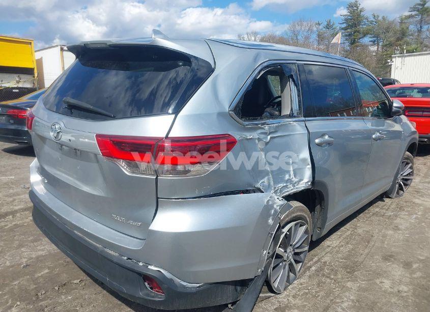 Photo 4 of 2018 Toyota Highlander XLE (VIN 5TDJZRFH9JS523334)