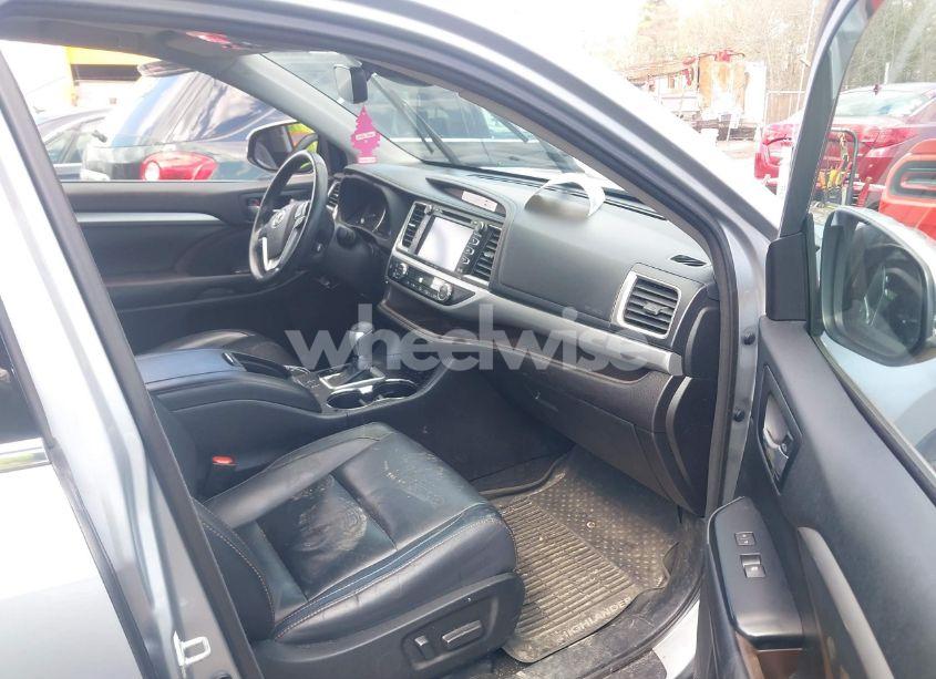 Photo 5 of 2018 Toyota Highlander XLE (VIN 5TDJZRFH9JS523334)