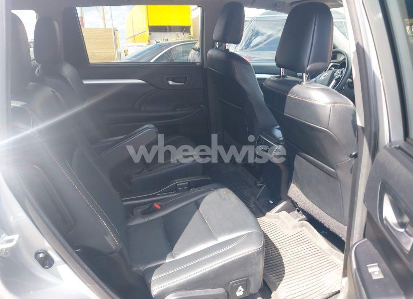 Photo 8 of 2018 Toyota Highlander XLE (VIN 5TDJZRFH9JS523334)