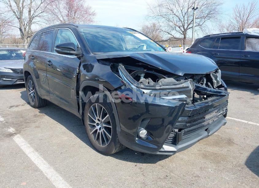 2018 Toyota Highlander SE (VIN 5TDJZRFH9JS551134) main photo