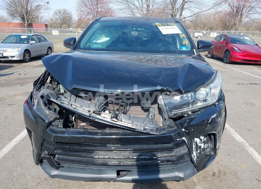 Photo 12 of 2018 Toyota Highlander SE (VIN 5TDJZRFH9JS551134)