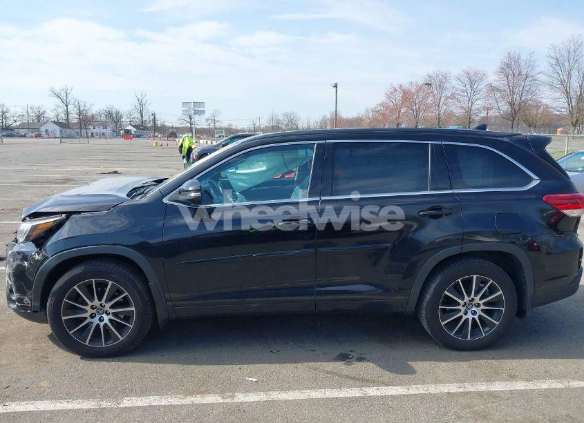 Photo 14 of 2018 Toyota Highlander SE (VIN 5TDJZRFH9JS551134)