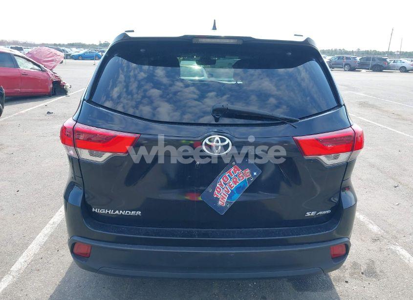 Photo 16 of 2018 Toyota Highlander SE (VIN 5TDJZRFH9JS551134)