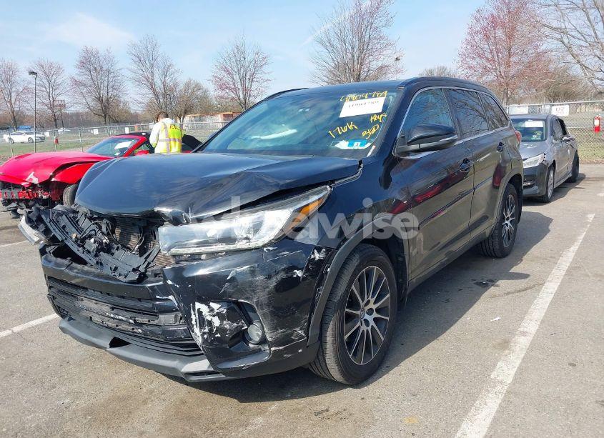 Photo 2 of 2018 Toyota Highlander SE (VIN 5TDJZRFH9JS551134)