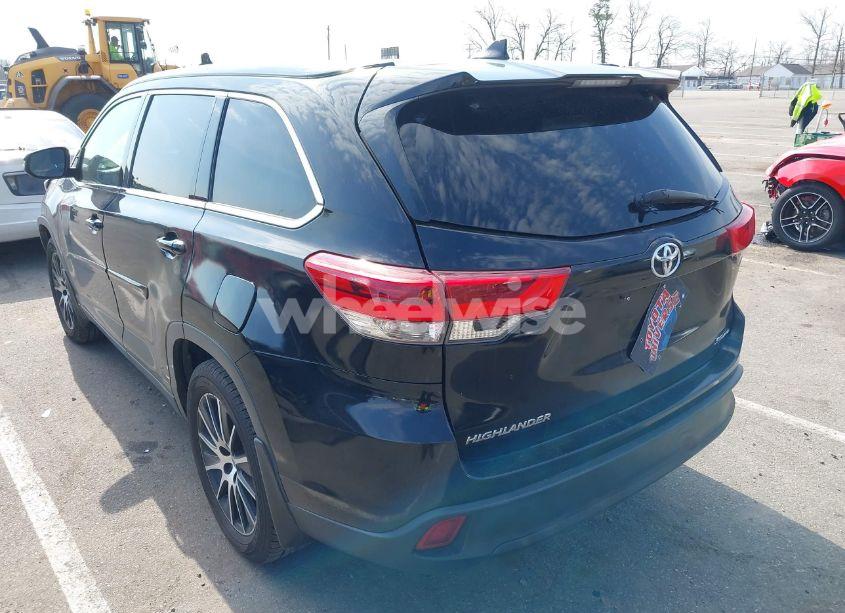Photo 3 of 2018 Toyota Highlander SE (VIN 5TDJZRFH9JS551134)