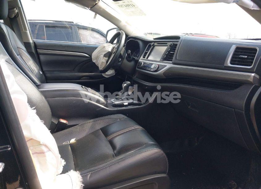 Photo 5 of 2018 Toyota Highlander SE (VIN 5TDJZRFH9JS551134)