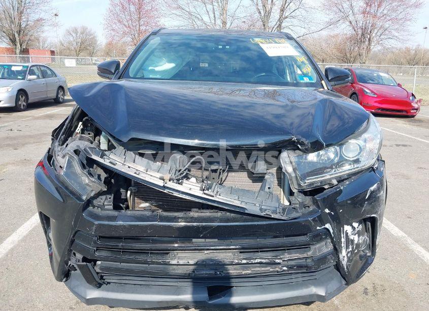 Photo 6 of 2018 Toyota Highlander SE (VIN 5TDJZRFH9JS551134)