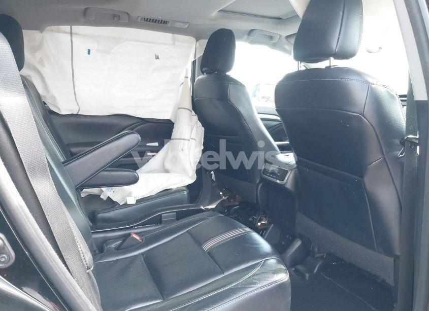 Photo 8 of 2018 Toyota Highlander SE (VIN 5TDJZRFH9JS551134)