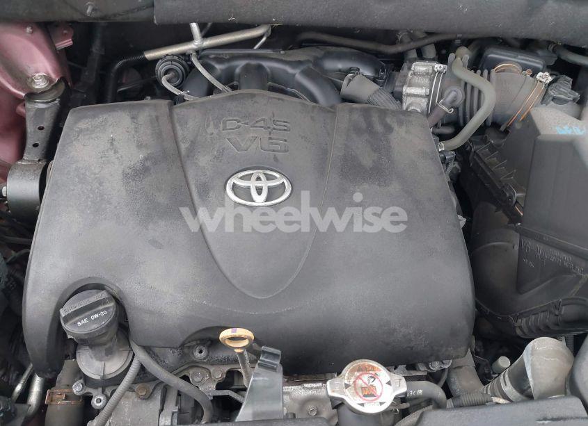 Photo 10 of 2018 Toyota Highlander XLE (VIN 5TDJZRFH9JS800208)